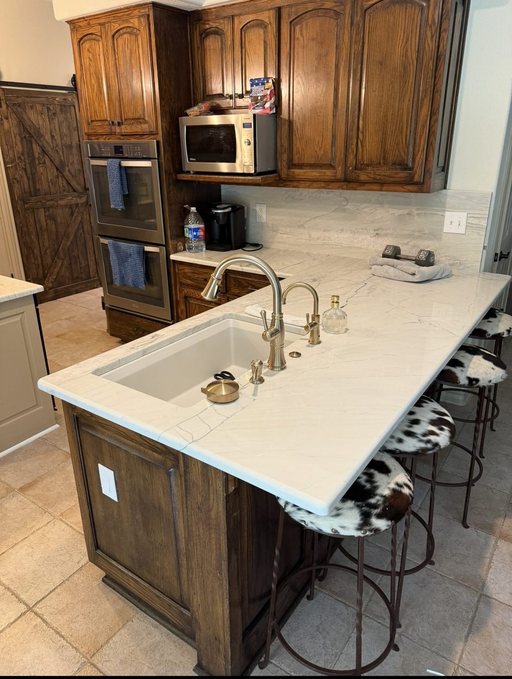 White quartzite kitchen peninsula breakfast bar with overhang seating, San Antonio TX